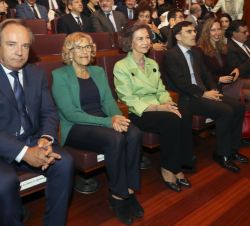 Doña Sofía en el auditorio "Caja de Música" del Palacio de Cibeles, acompañada por las autoridades asistentes al acto